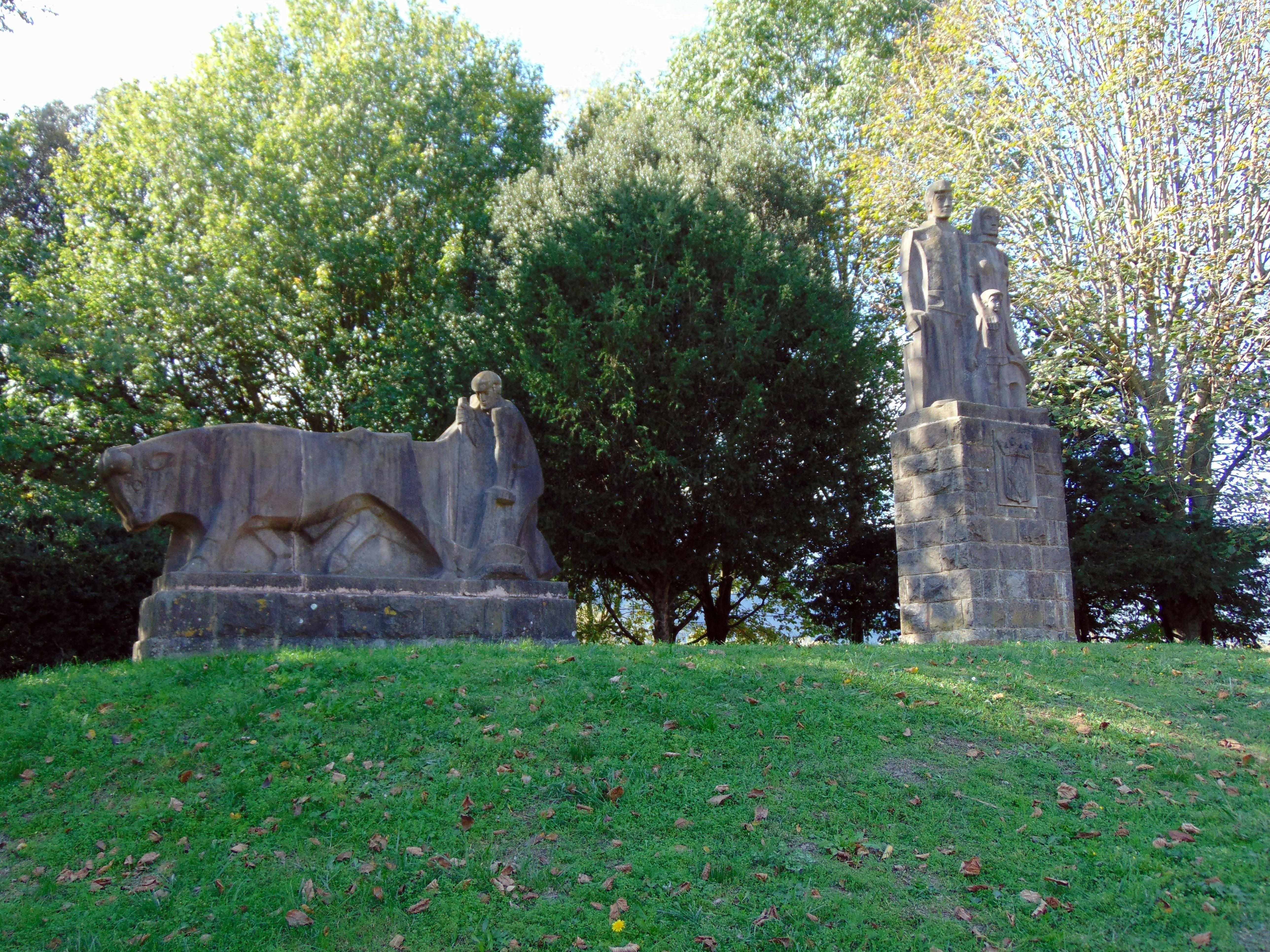 Monument a la Familia Pagesa i a Francesc Verntallat