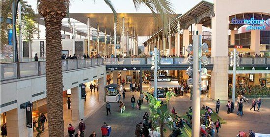 Centro Comercial La Maquinista